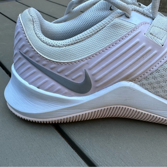 NIKE MC TRAINER SHOE running and workout shoes white/pink women’s size 9.5 - Picture 12 of 12